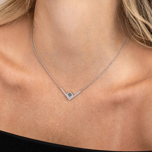 V Shiny Necklace